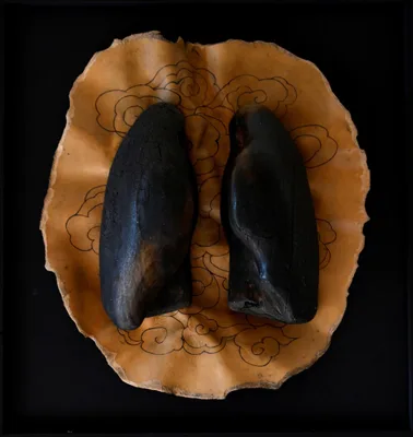 Ex Voto tibetano Alessandra Castronuovo Legno di noce africano carbonizzato e cuoio tatuato 49,5x46,5x13 cm 2018